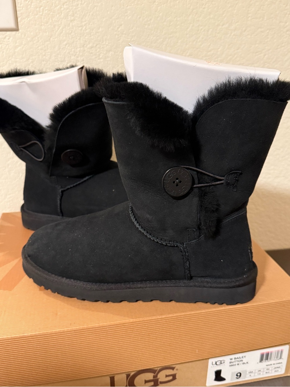 UGG Women's Bailey Button-Detail Short Boot - Black size 9